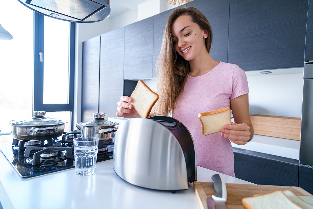 Frau-bereitet-ein-Toastbrot-zu-als-Essen-bei-Durchfall