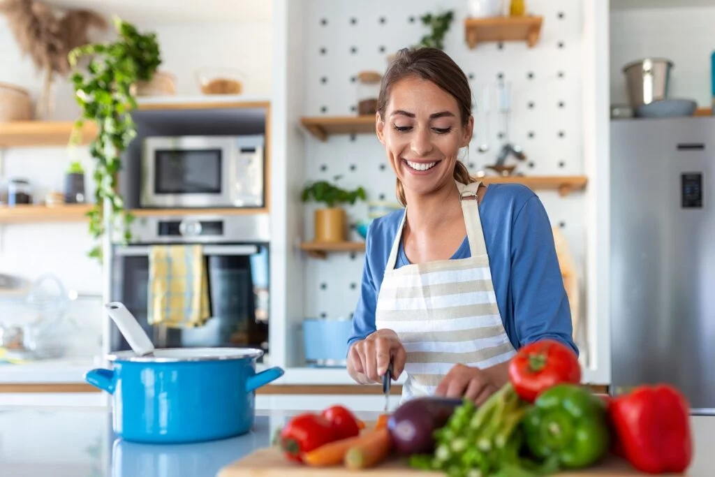 Frau bereitet Lebensmittel mit Vitamin C zu