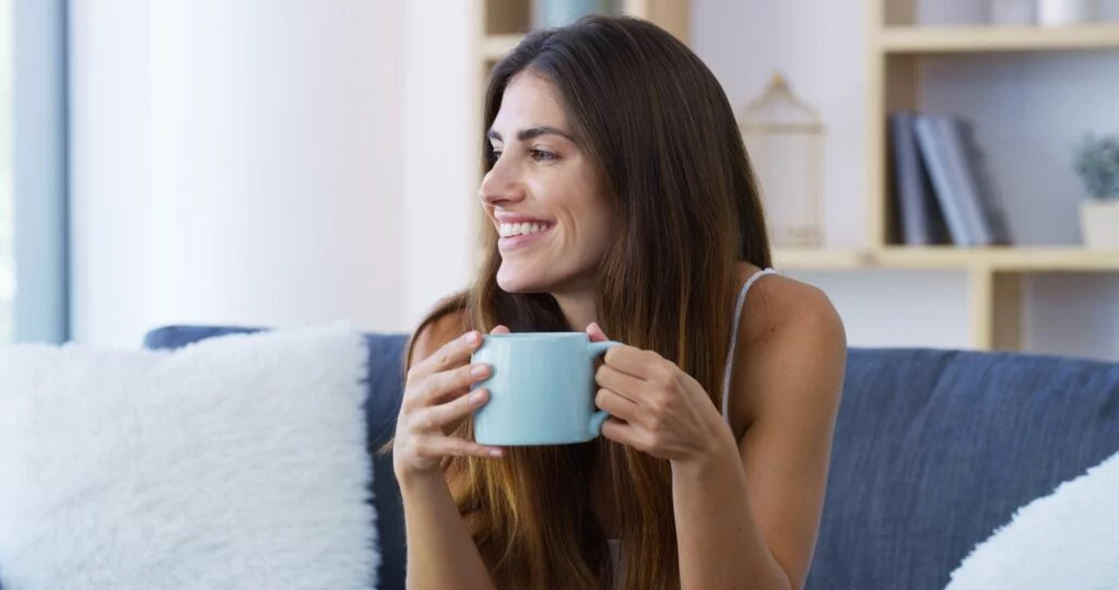 Frau mit einer Tasse mit Kollagen zum Trinken