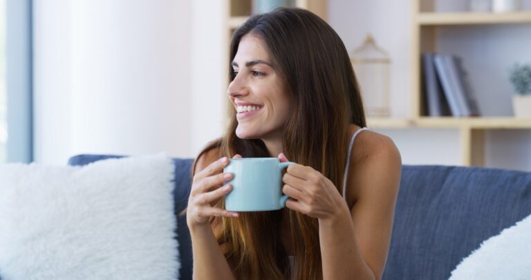 Frau mit einer Tasse mit Kollagen zum Trinken