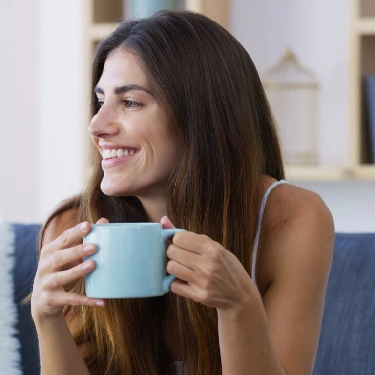 Frau mit einer Tasse mit Kollagen zum Trinken