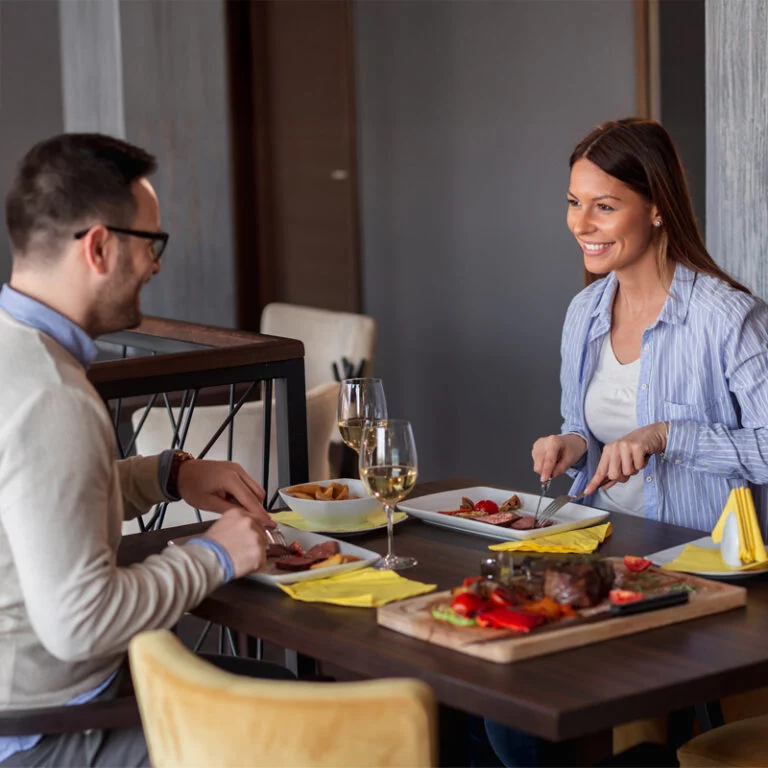 Mann und Frau kombinieren Eisen mit Vitamin C beim Essen