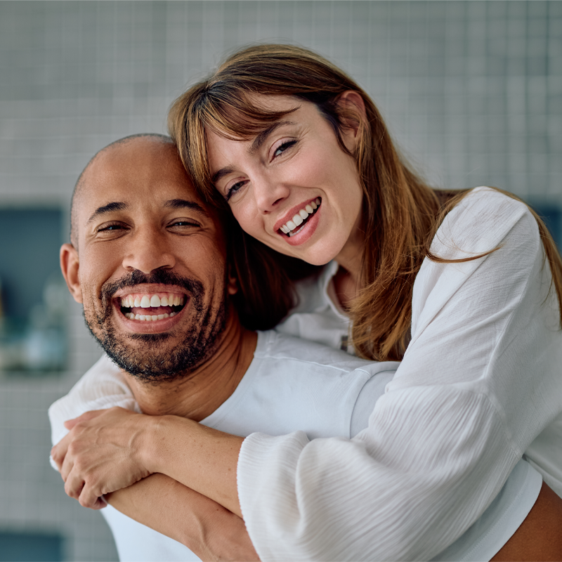 Zwei Personen in einem Wohnraum mit optimaler Luftfeuchtigkeit und angenehmem Raumklima